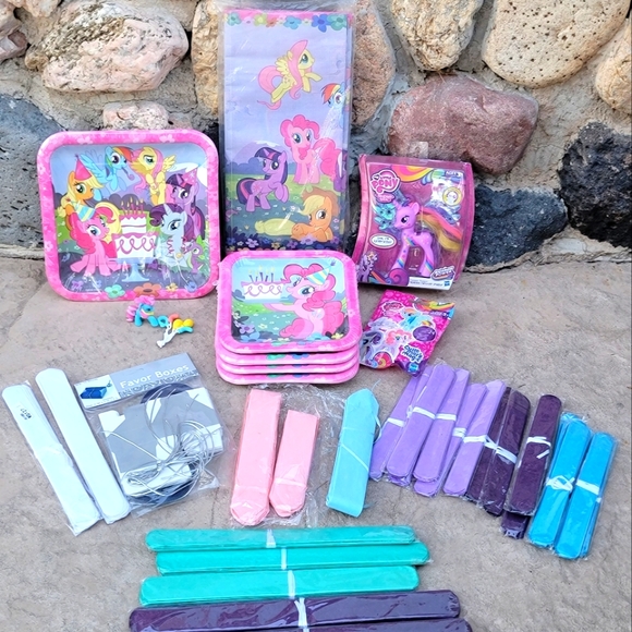 MY LITTLE PONY BUNDLE,MY LITTL PONY PLATES,FANTASTIC FLUTTERS PONY TOY & POMPOMS - Picture 1 of 16